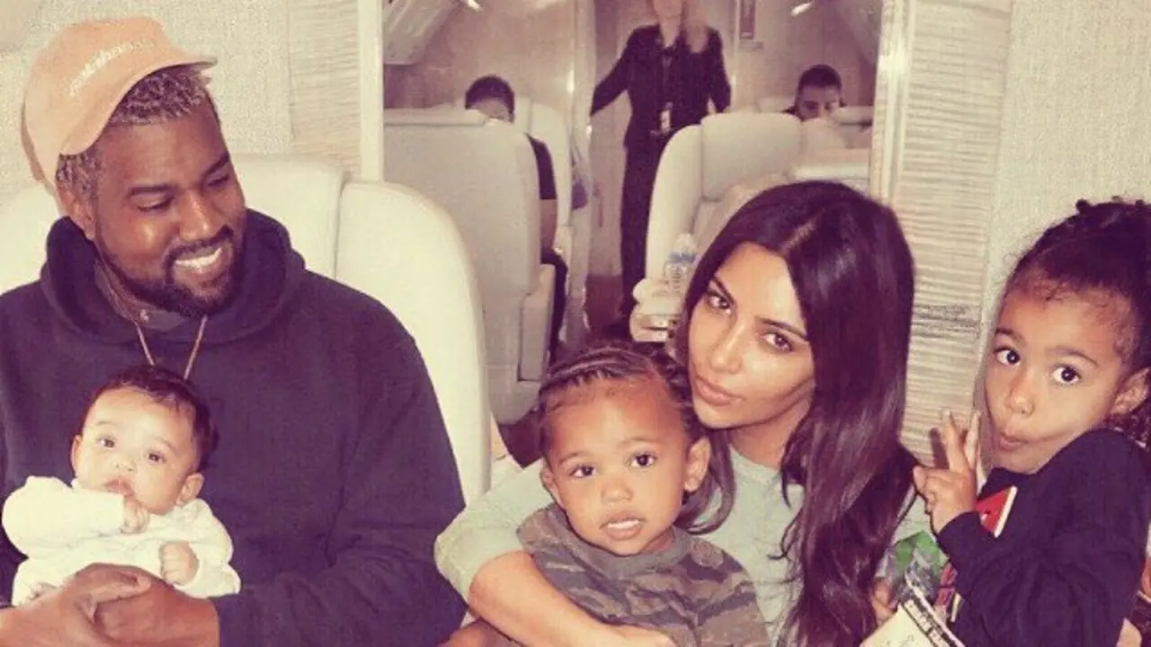 Kanye West y Kim Kardashian con sus hijos North, Chicago y Saint. RR SS