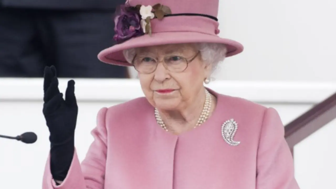 Reina Isabel II usando un l&aacute;piz labial rojo en 2018. / Cosmopolitan.