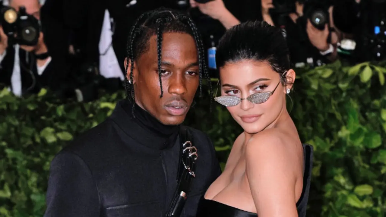Kylie Jenner y Travis Scott. / Cosmopolitan.