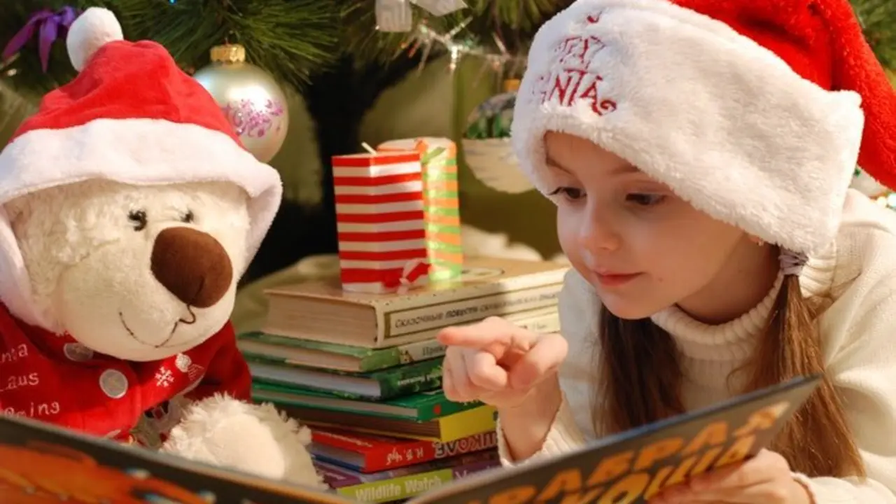 Ni&ntilde;a leyendo un cuento. / Pexels.com.