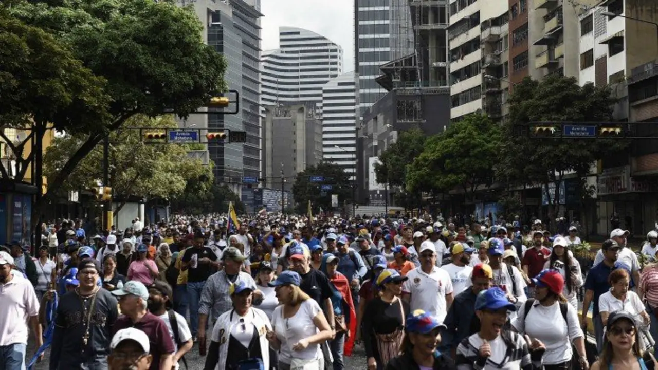 Protestas masivas contra Nicol&aacute;s Maduro en Venezuela. RR SS (6)