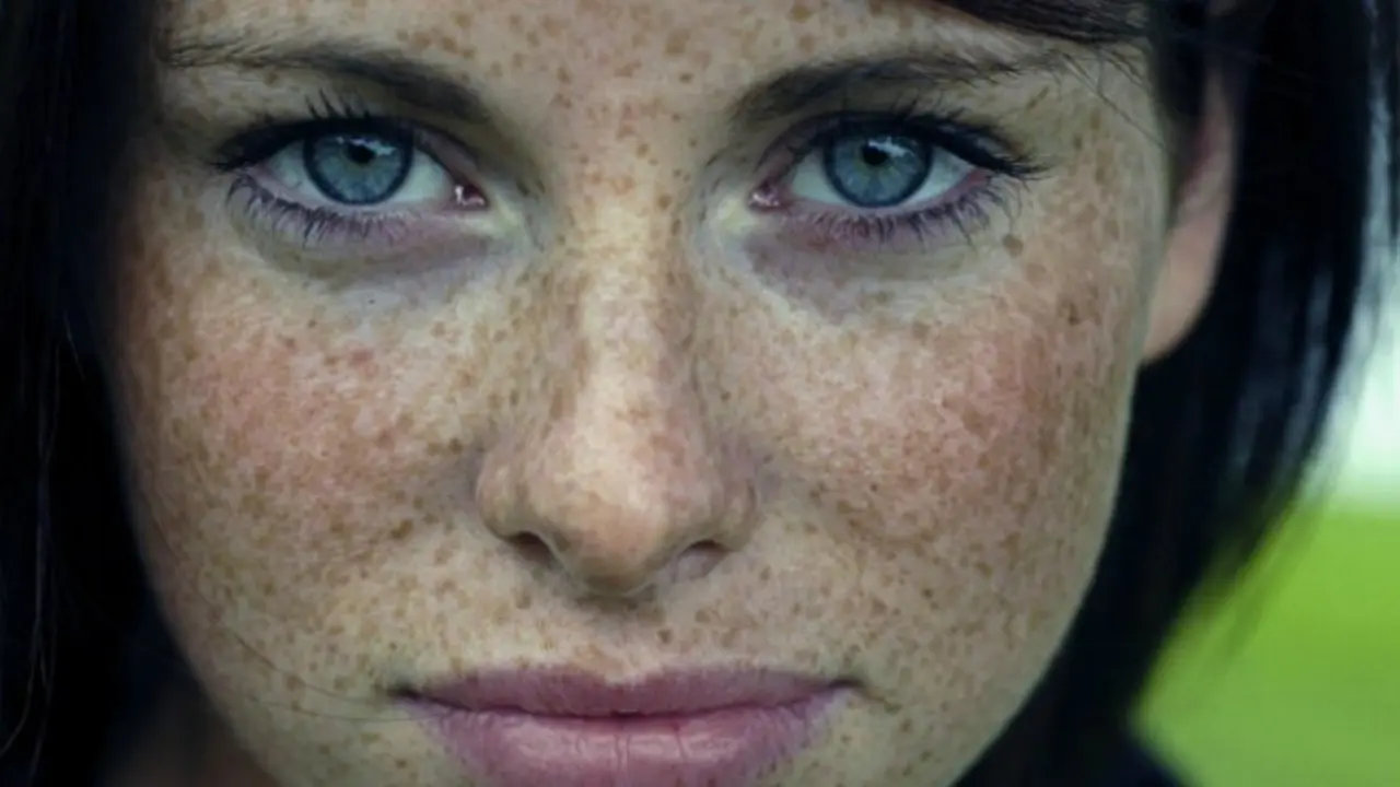 Mujer con pecas. / Eme de mujer.