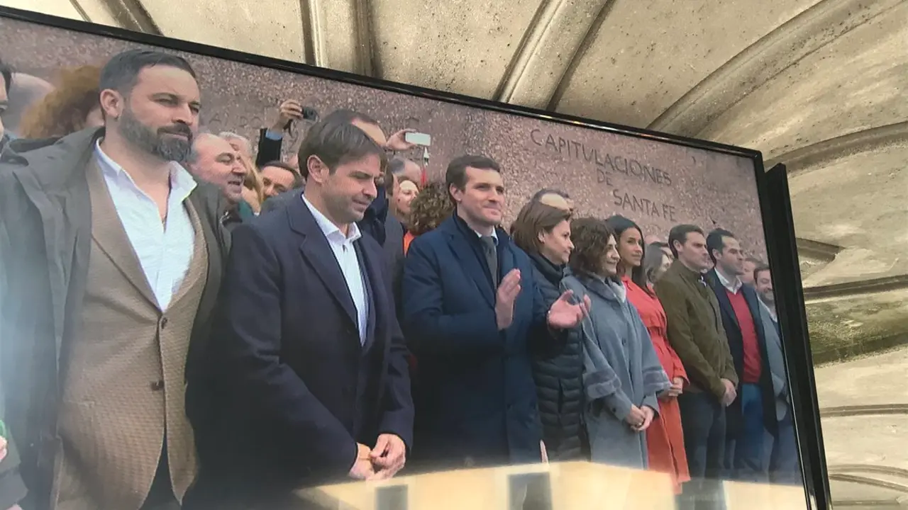 La foto que rehuyeron en Andaluc&iacute;a, hoy. Vox, PP y Cs, esta vez juntos. / @ElsaGarciad