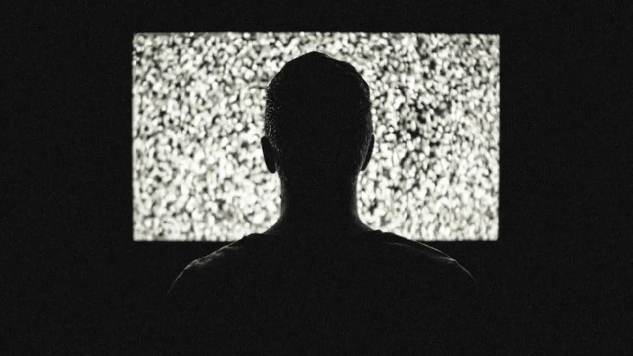 Hombre mirando una pantalla. / Pexels.com.