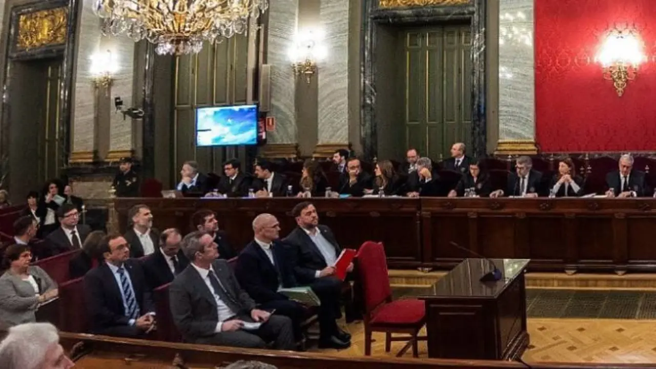 Los procesados, en primer plano, y al fondo, los letrados.