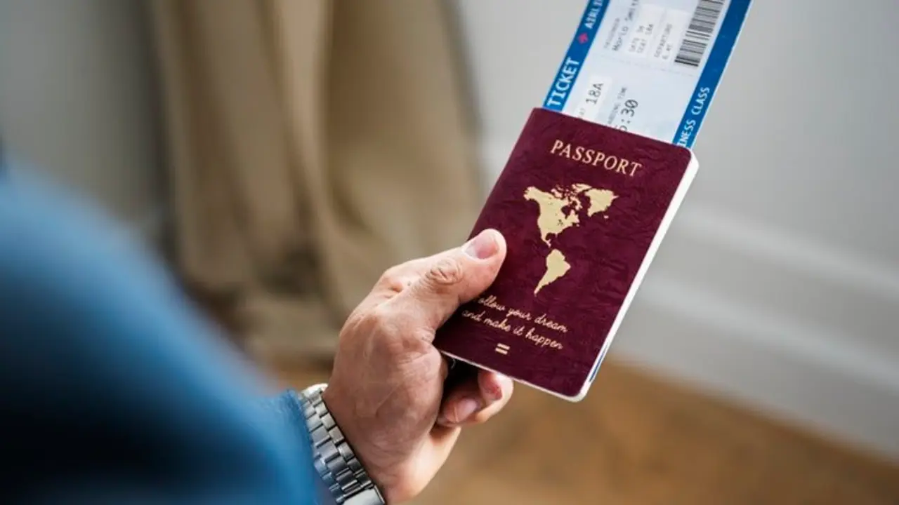 Persona sosteniendo un boleto de viaje. / Pexels.com.