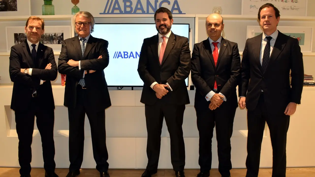 Javier Fraga, director de Abanca Mar; Amador Suárez, presidente de Cepesca; Luis Beraza, director general de Negocio España de Abanca; Víctor Casal, director de Abanca Empresas, y Javier Garat, secretario general de Cepesca. / Mundiario