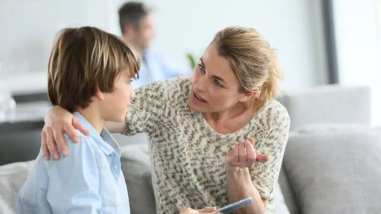 Madre hablando con su hijo. / RR SS.