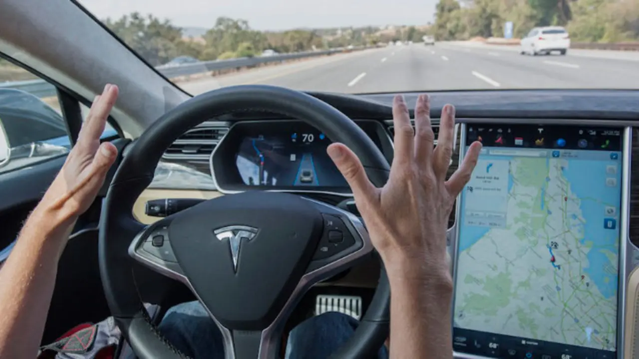 Interior de un veh&iacute;culo Tesla. / RR SS.