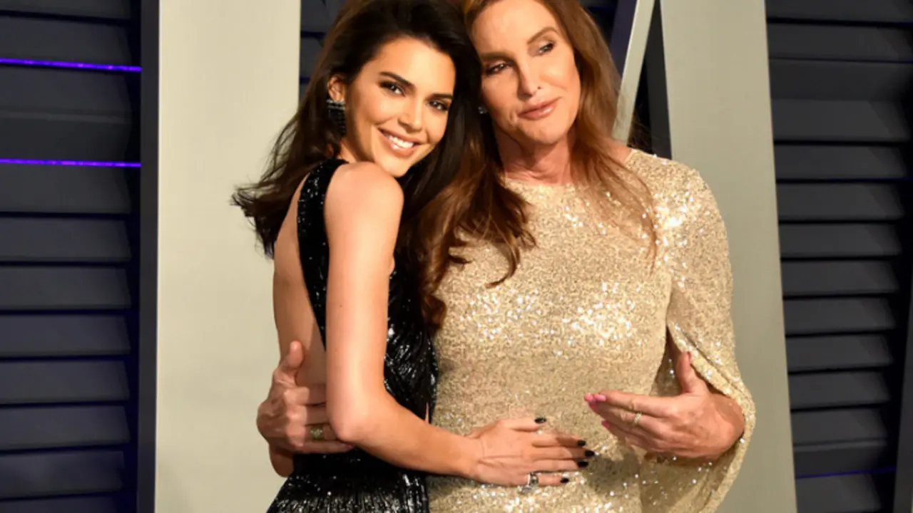 Caitlyn Jenner y Kendall Jenner en la fiesta de celebraci&oacute;n de los &Oacute;scar 2019 de Vanity Fair. / Glamour Mexico.
