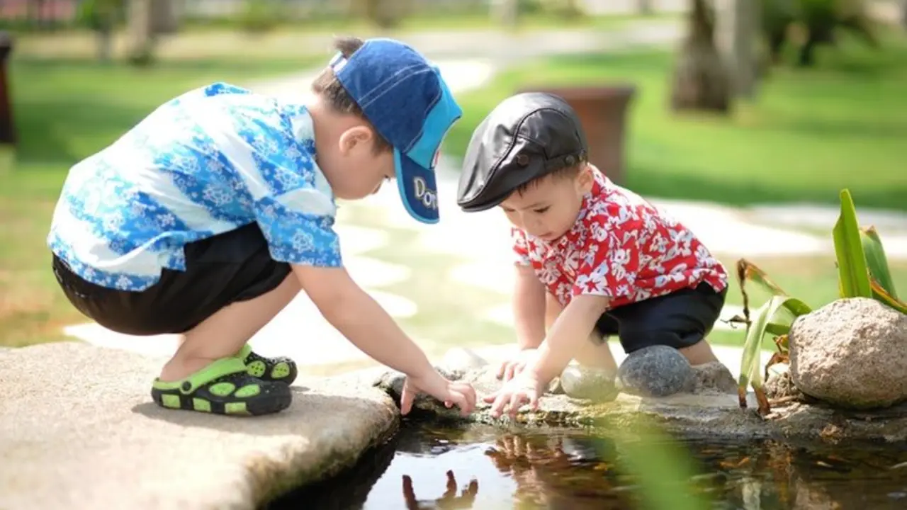 Ni&ntilde;os jugando al aire libre. / Pexels.com.