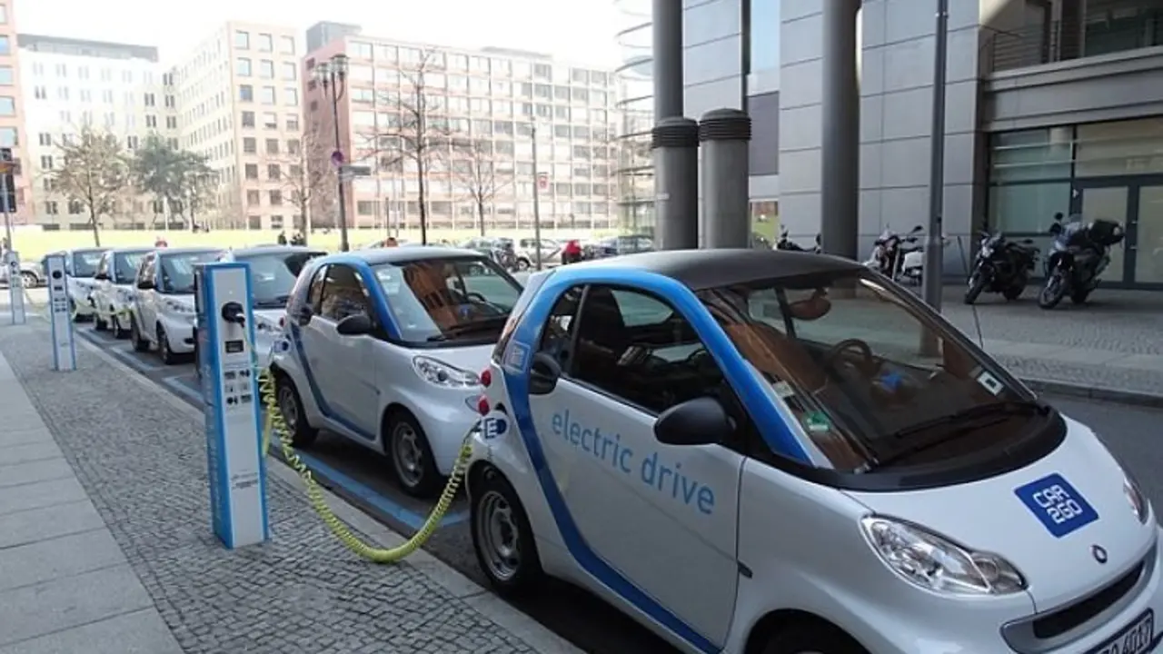 Coche el&eacute;ctrico. / Pixabay