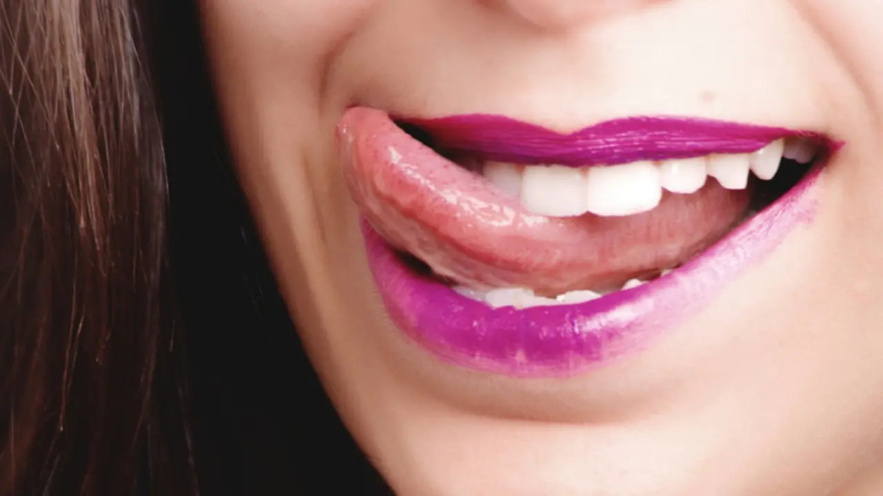 Una mujer sacando la lengua. / Pexels.com.