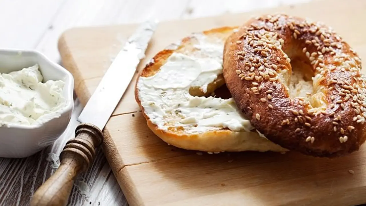 Bagel con queso crema / eatthis.com