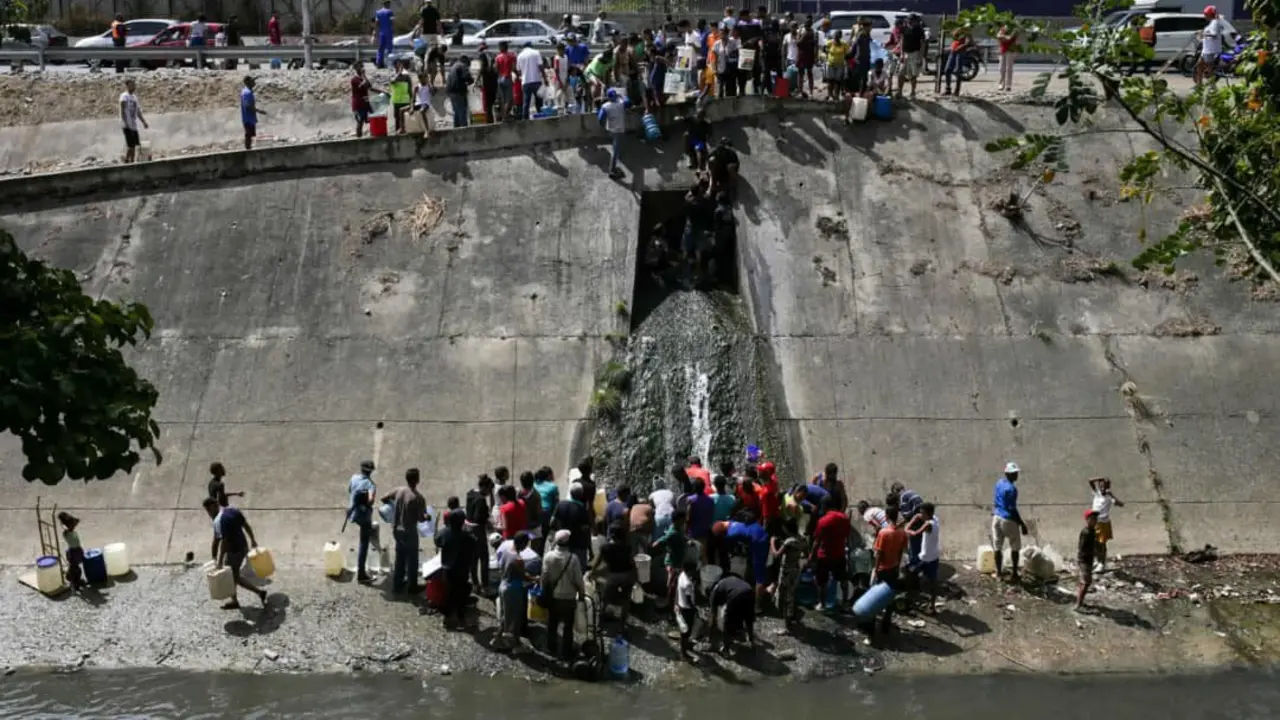 Venezolanos en busca de agua. / H. C.