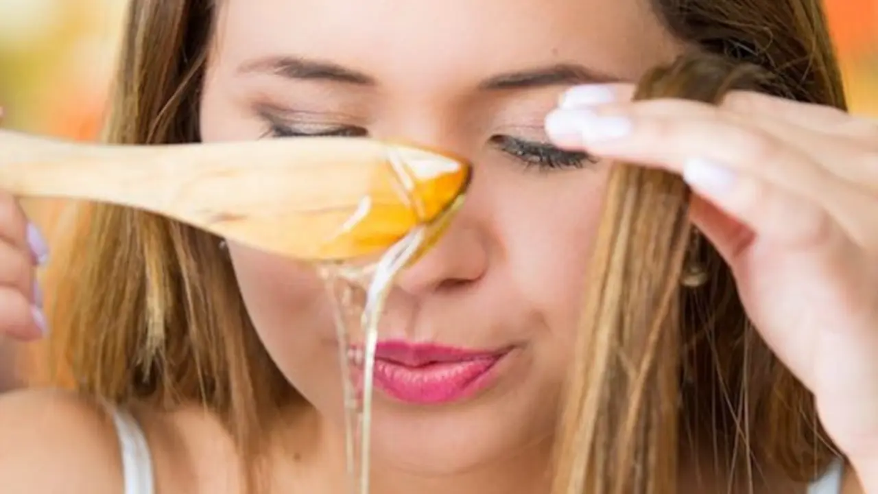 Mujer usando una mascarilla de miel. / Elite Daily.