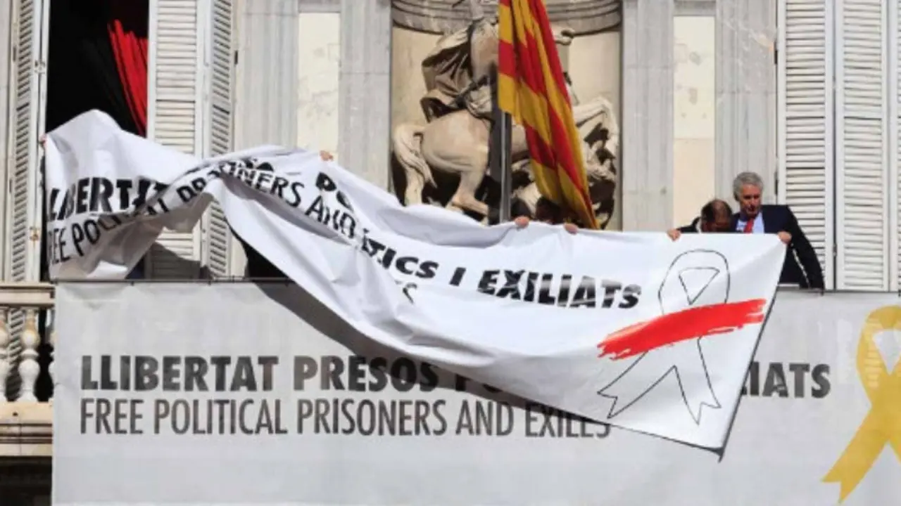 Nueva pancarta en la Generalitat. / RR SS.