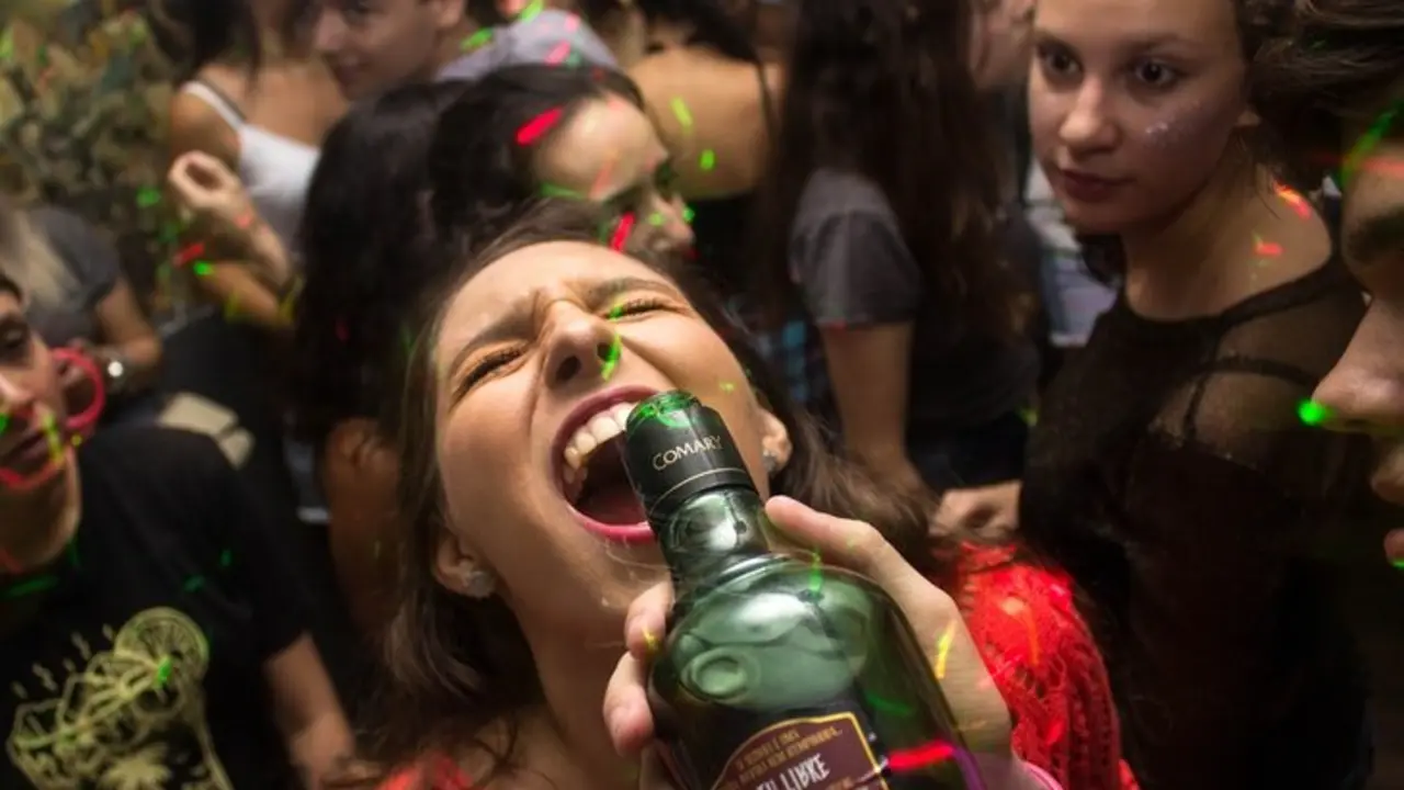 Chica bebiendo alcohol. / Pexels.com.