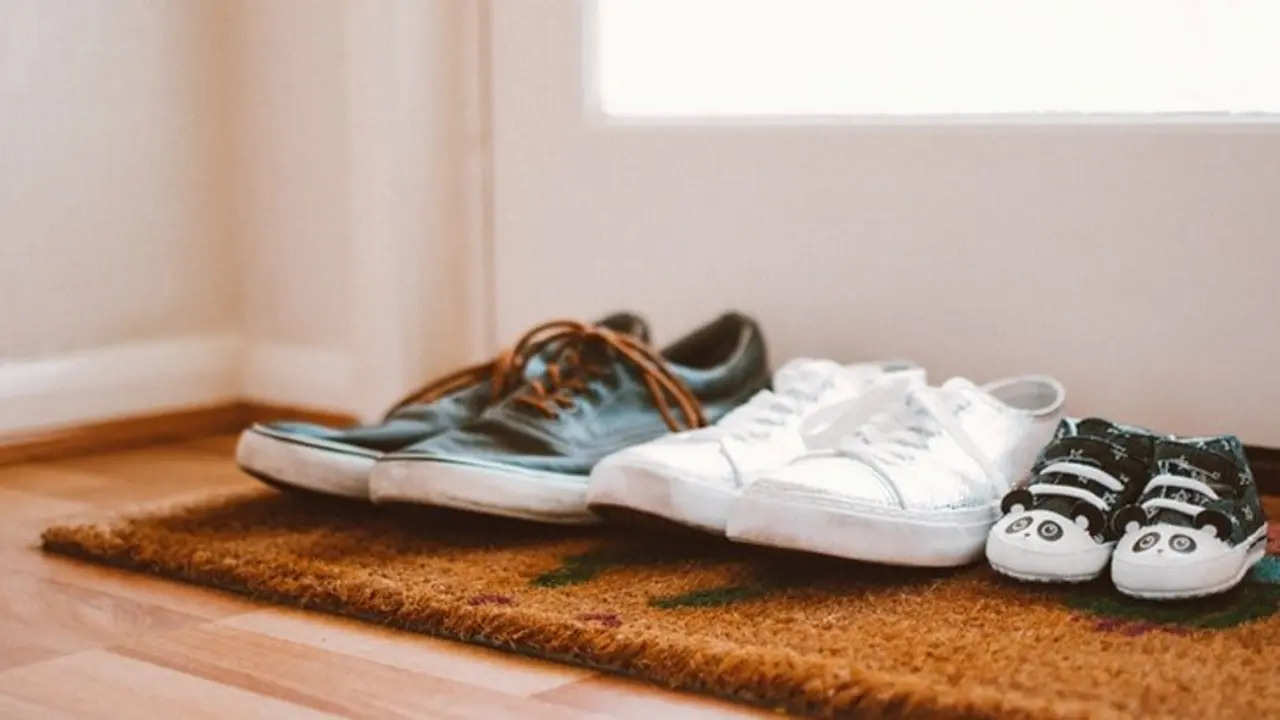 Zapatos en la puerta de una casa. / Pexels.com.