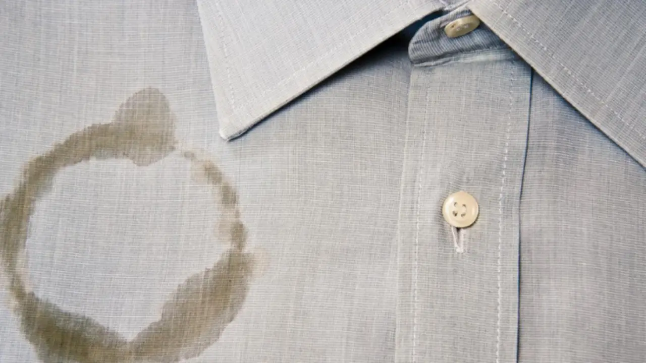 Una camisa con mancha de grasa. / Arms &McGregor International Realty.