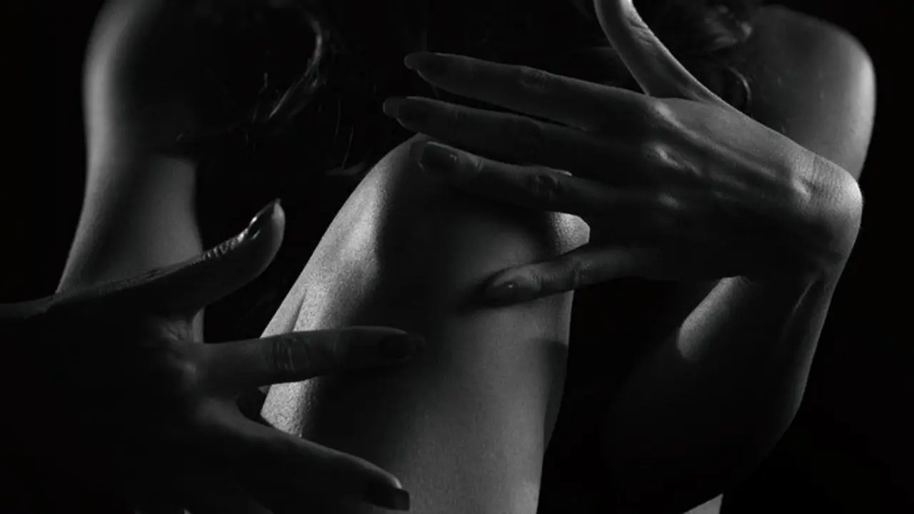 Mujer tocando sus rodillas. / Pexels.com.