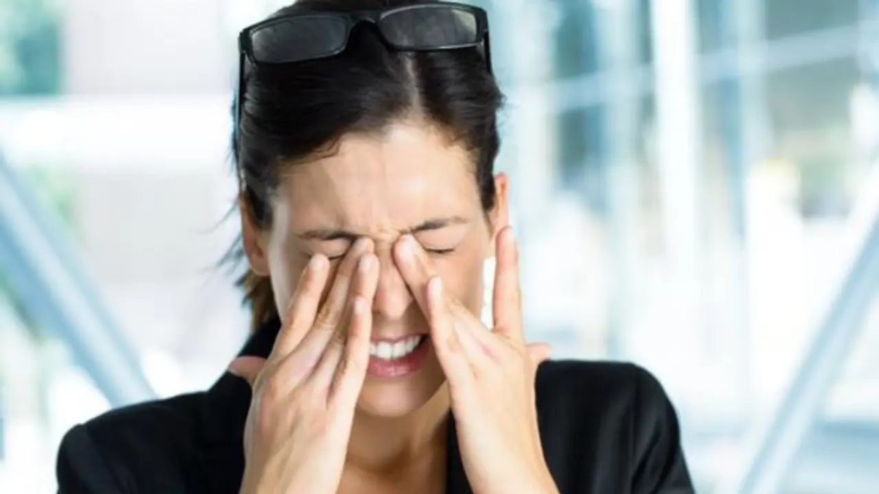 Una mujer rasc&aacute;ndose los ojos. /   mundiario