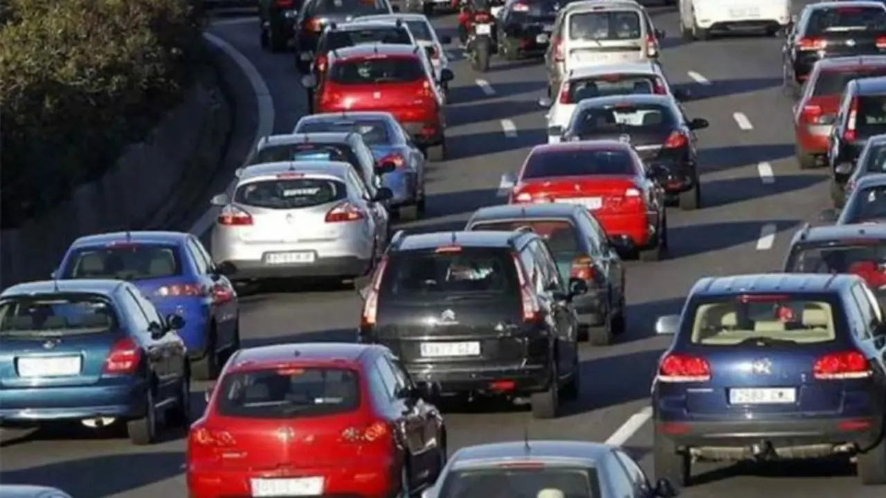 Unas filas de coches en Europa. / RR SS.