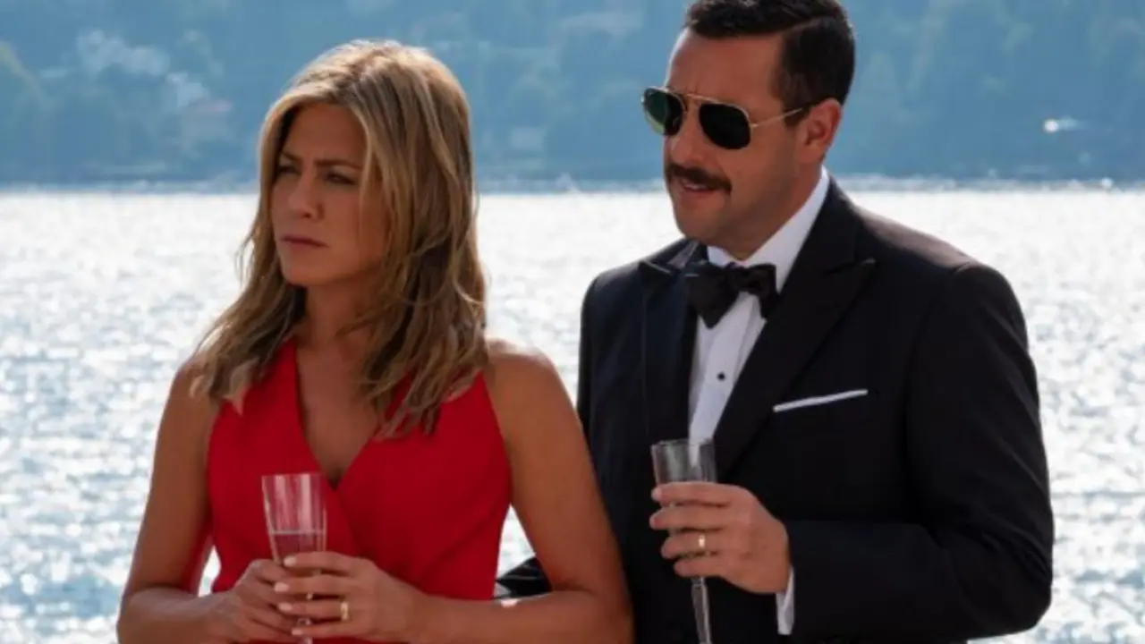 Adam Sandler y Jennifer Anistor en la pel&iacute;cula Murder Mystery. / Collider.