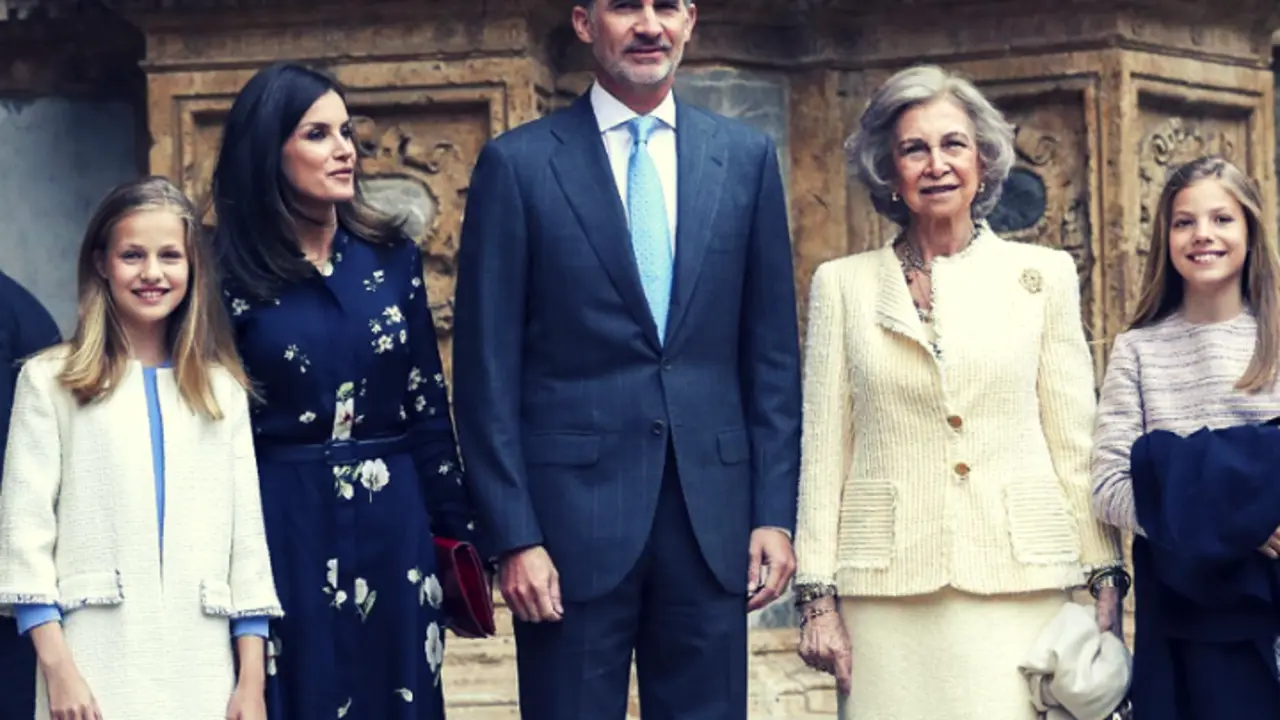 La princesa Leonor, la reina Letizia, el Rey Felipe VI, la reina em&eacute;rita Sof&iacute;a y la Infanta Sof&iacute;a. RR SS.