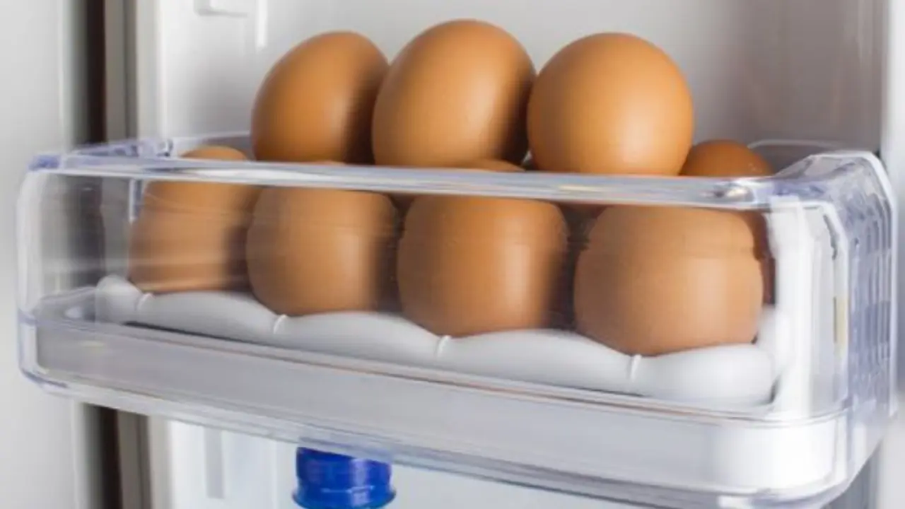 Huevos en el refrigerador. / Alternative Daily
