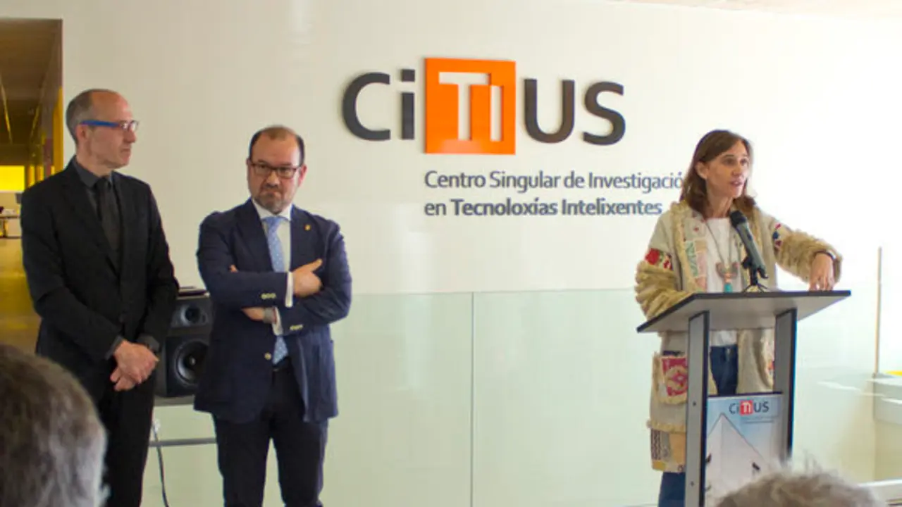 Carmen Pomar, conselleira de Educación, junto al rector de la USC, Antonio López, y el director científico del CiTIUS, Senén Barro. / Elena Mora