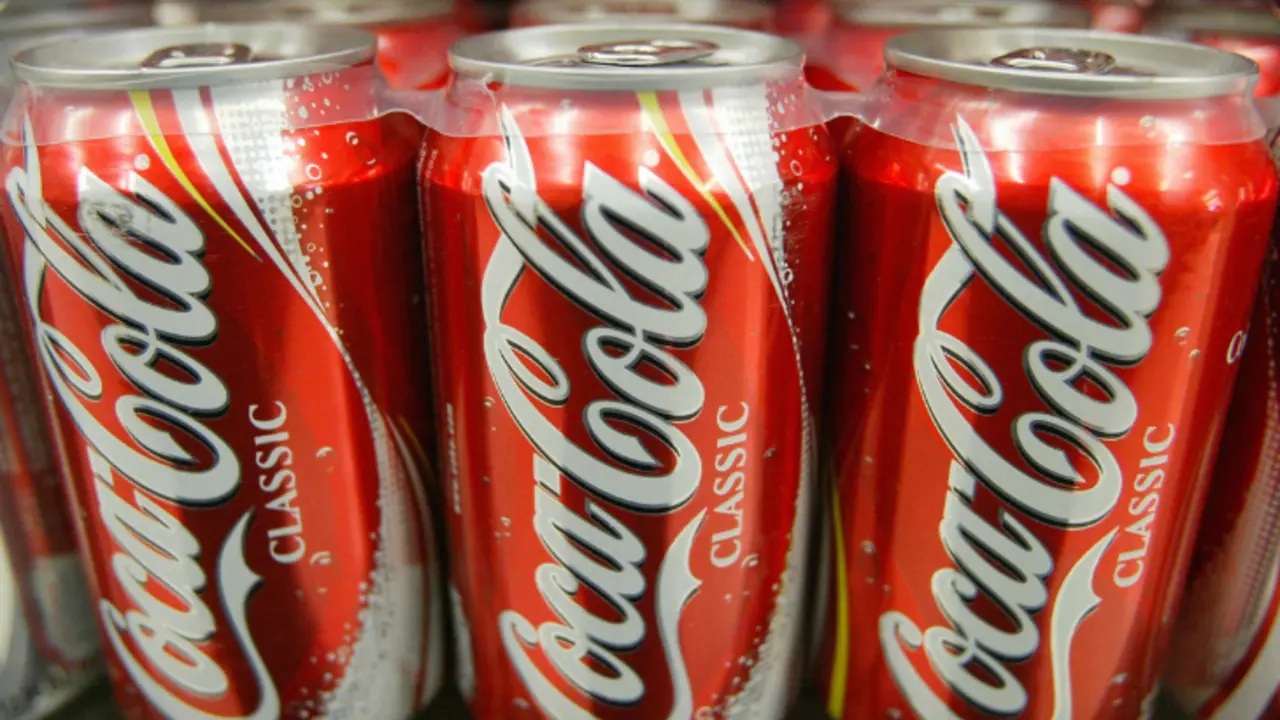 Latas de Coca Cola. / RRSS.