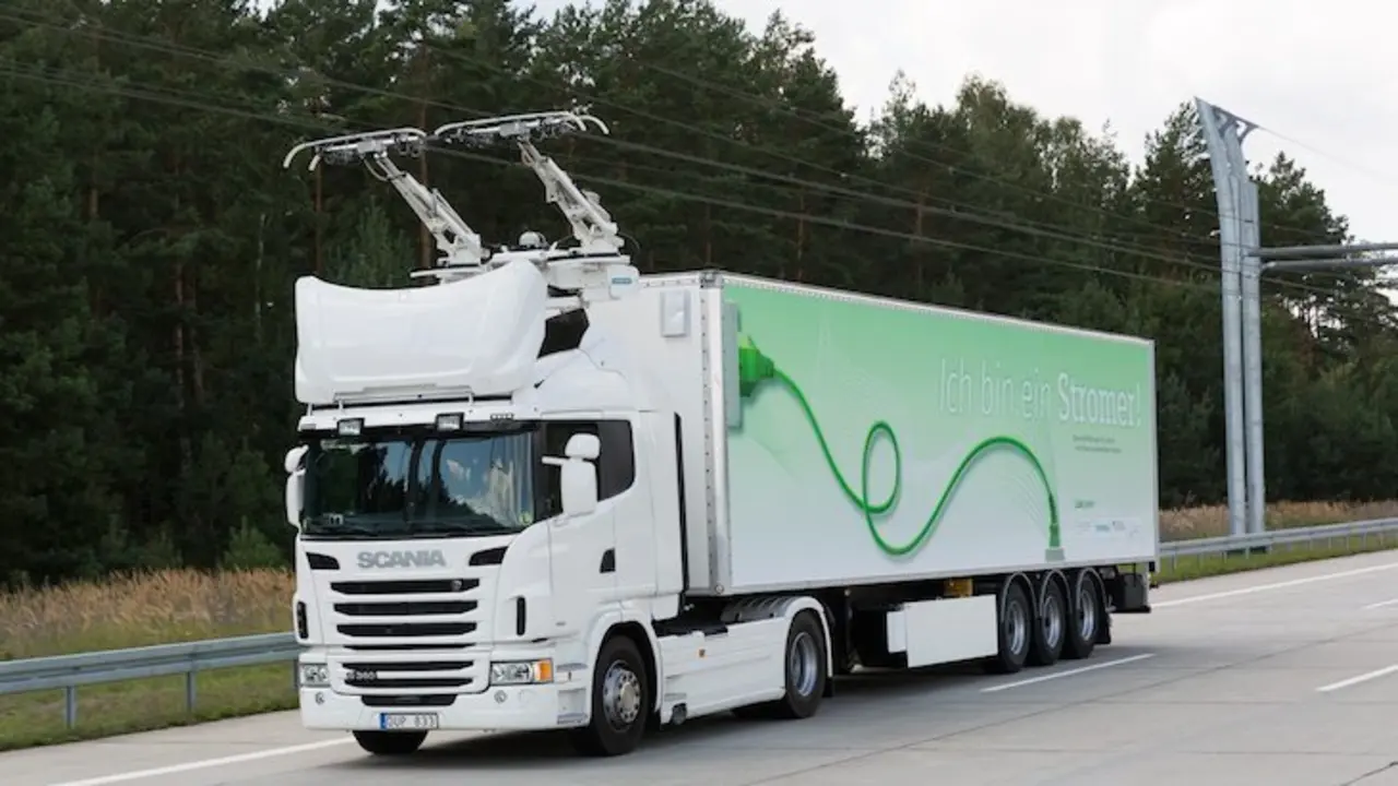 Camión eléctrico circulando en una autopista de Alemania. / Twitter