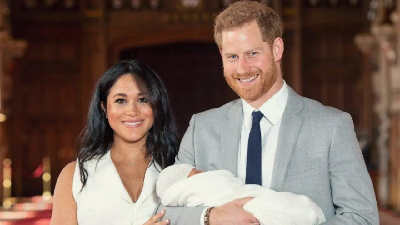 Meghan Markle y el pr&iacute;cncipe Harry, duques de Sussex, junto a su hijo reci&eacute;n nacido Archie Harrison. Instagram sussexroyall