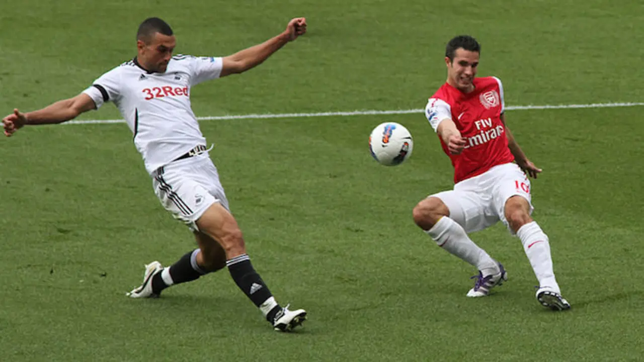 Robin van Persie (der.) cuando todavía jugaba para el Arsenal.