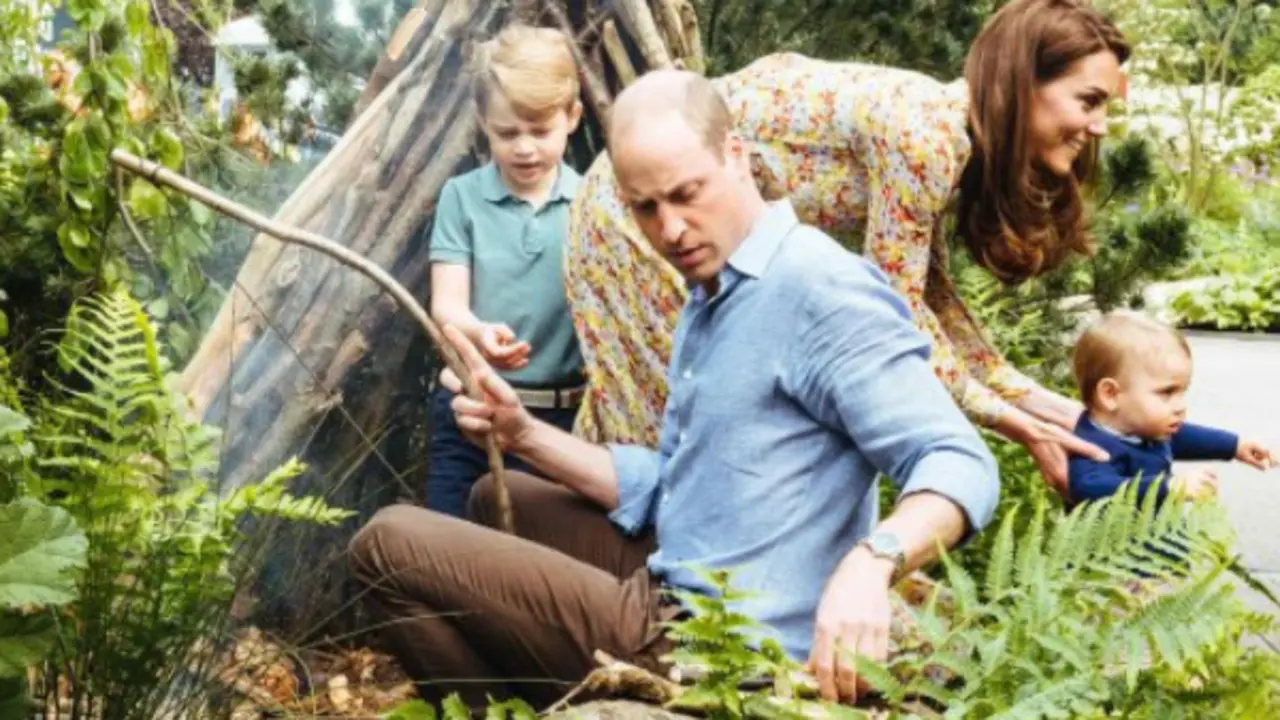 Kate Middleton y el pr&iacute;ncipe Guillermo junto a sus hijos, el pr&iacute;ncipe George, la princesa Charlotte y el pr&iacute;ncipe Louis. Instagram (2)