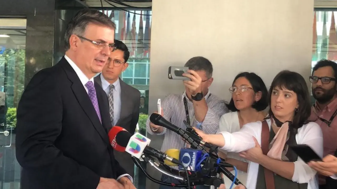 Marcelo Ebrard habla con los medios tras su reunión con John Sullivan. / Twitter