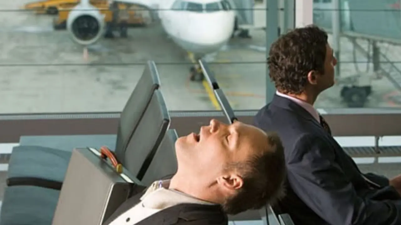 Persona dormida en el aeropuerto. / RRSS.