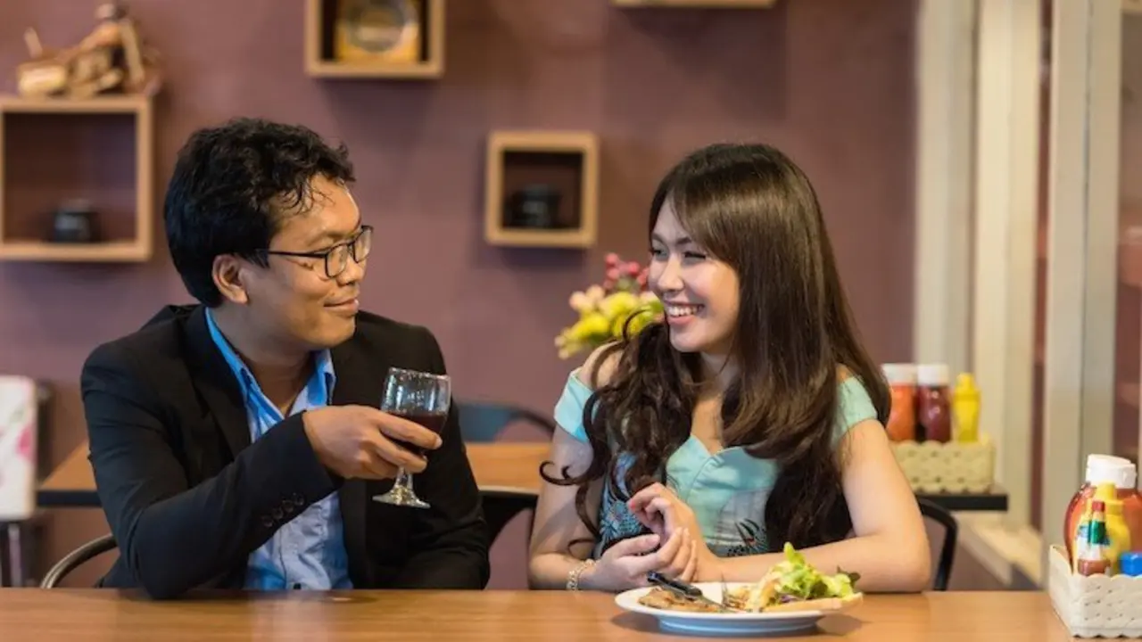 Una pareja conversa en un restaurante.
