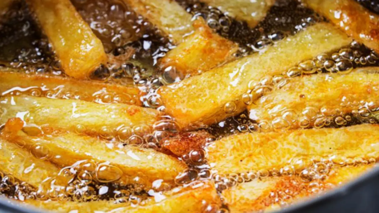 Papas fritas en aceite reutilizado. / La Vanguardia.