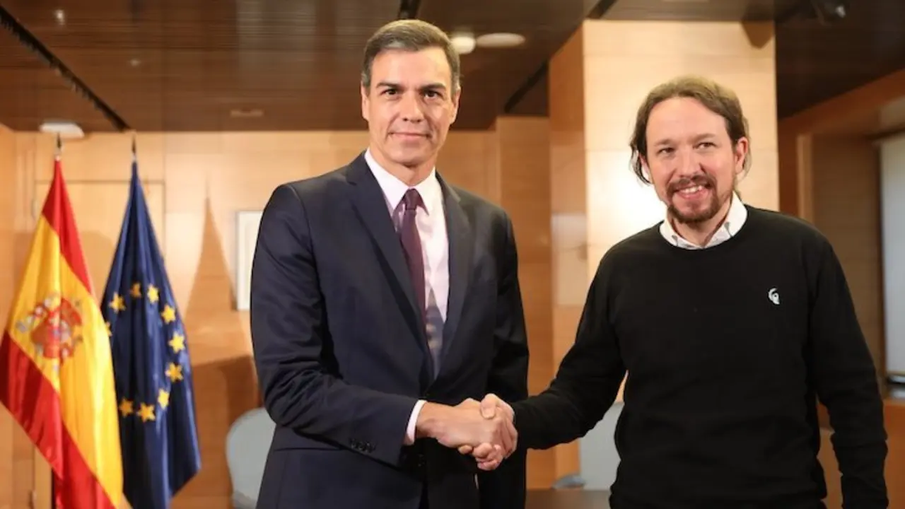 Pedro Sánchez y Pablo Iglesias se saludan en La Moncloa. / Twitter