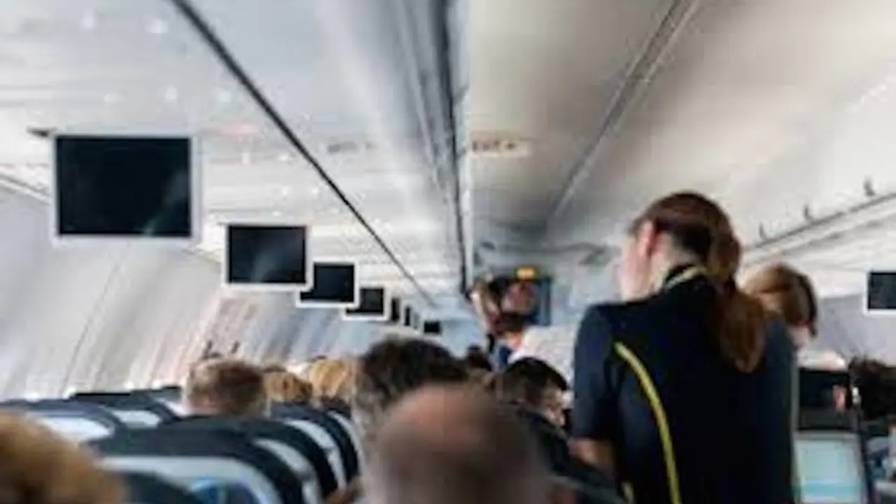 Pasajeros en el interior de un avi&oacute;n.
