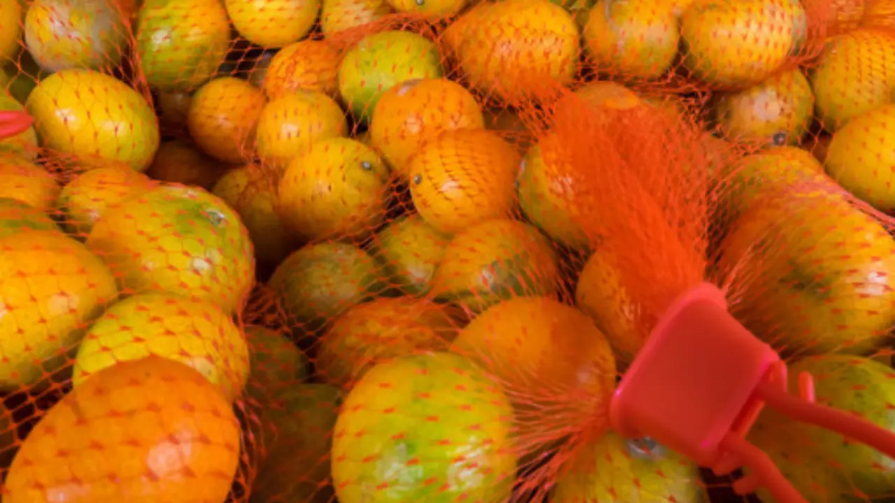 Naranjas en bolsas de malla roja. / Freepik.