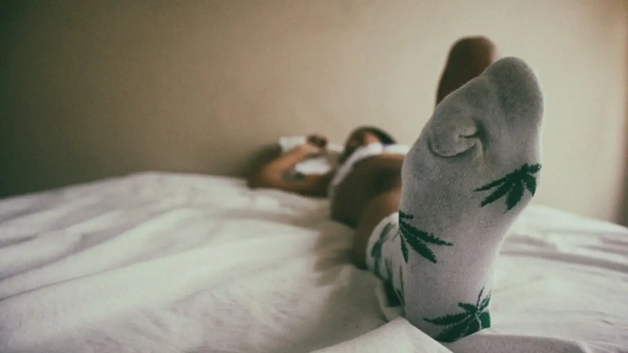 Una persona usando calcetines en la cama. / Pexels.com.