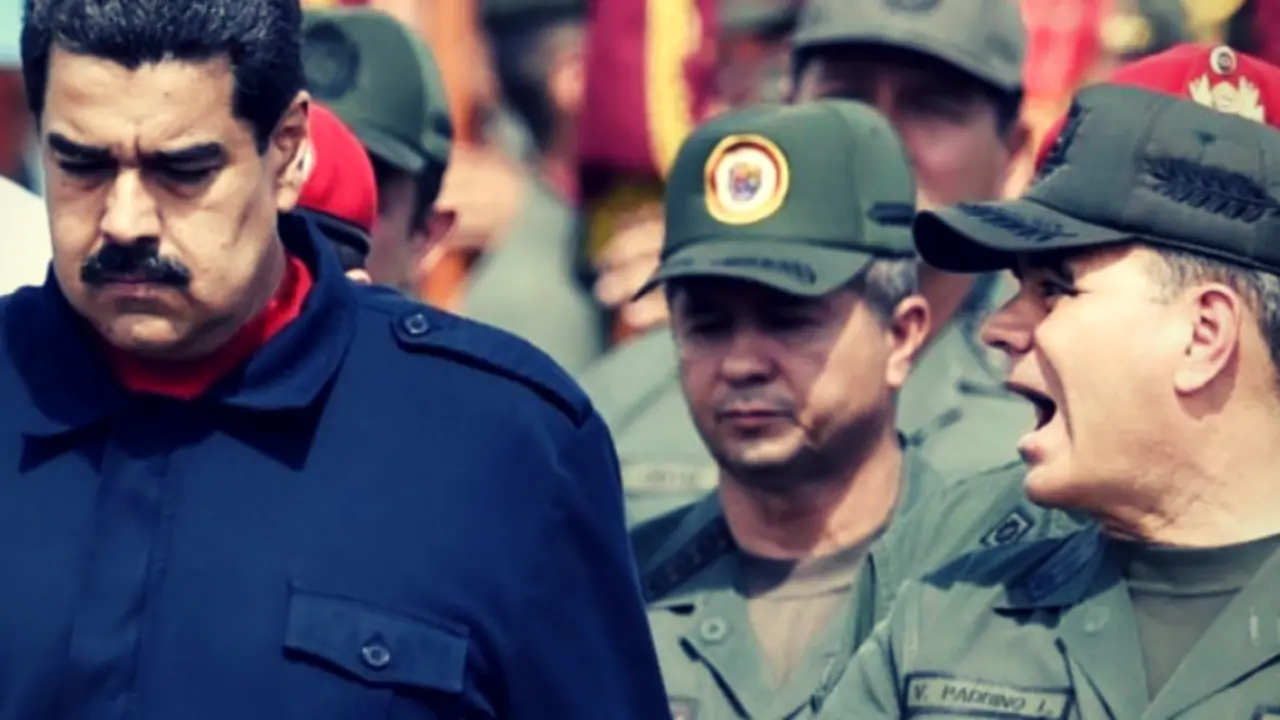 Nicol&aacute;s Maduro, l&iacute;der chavista; junto a Vladimir Padrino L&oacute;pez, su ministro de Defensa. RR SS.