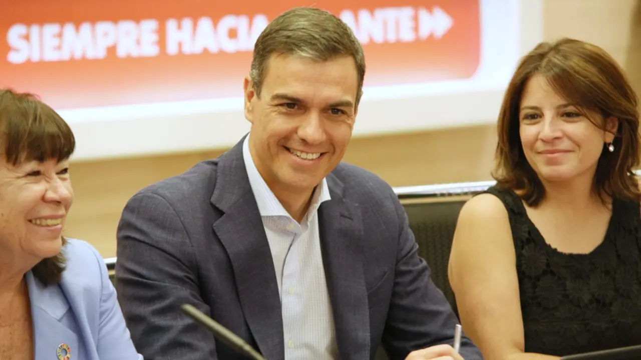 Pedro Sánchez, entre Cristina Narbona y Adriana Lastra. / Mundiario