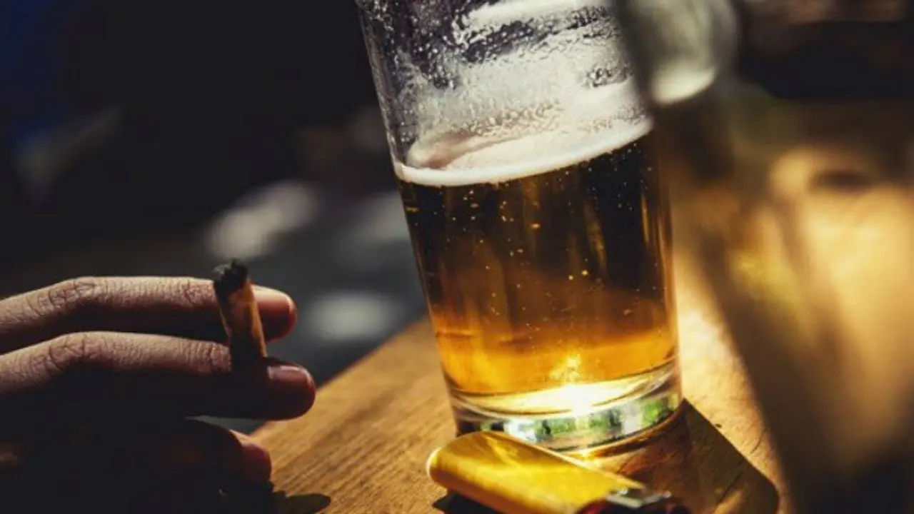 Fumar y beber. / Pixabay