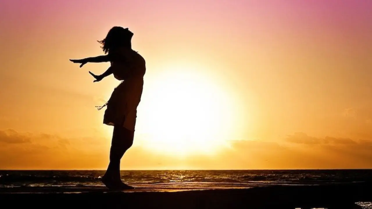 Mujer bañada por el sol. / Mundiario.