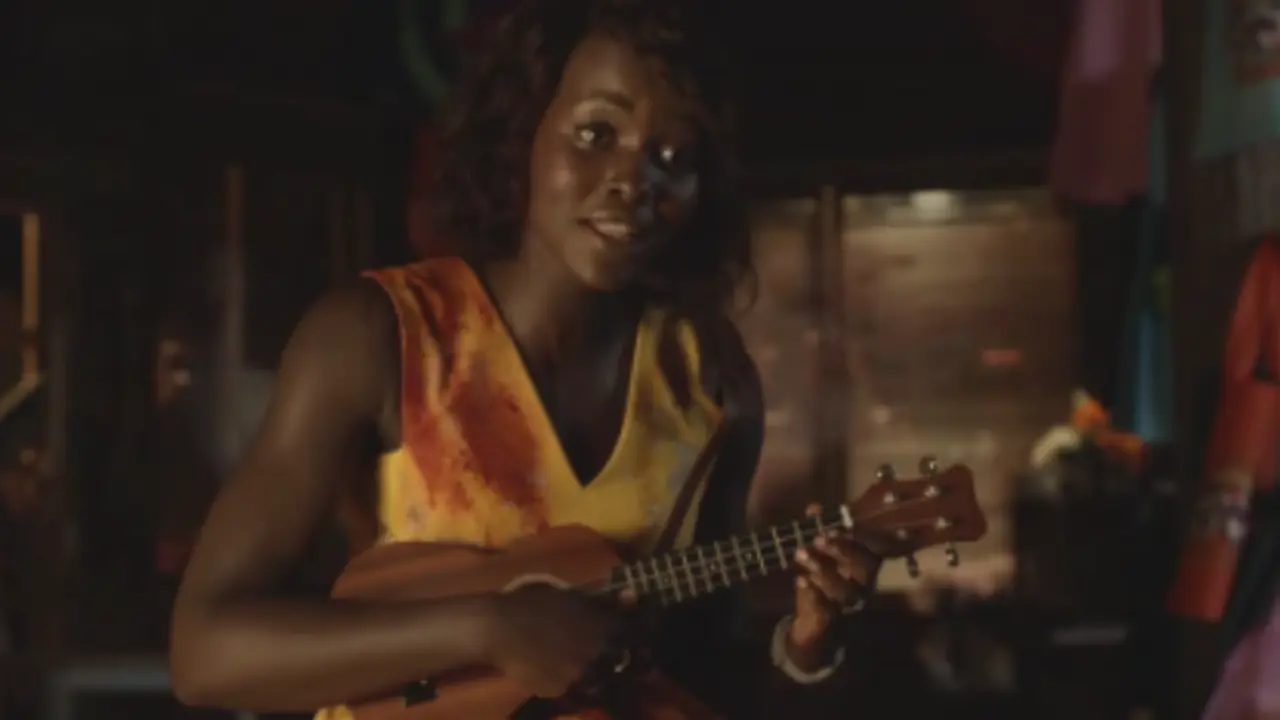 Lupita Nyong&rsquo;o en la pel&iacute;cula Little Monsters. / Collider.