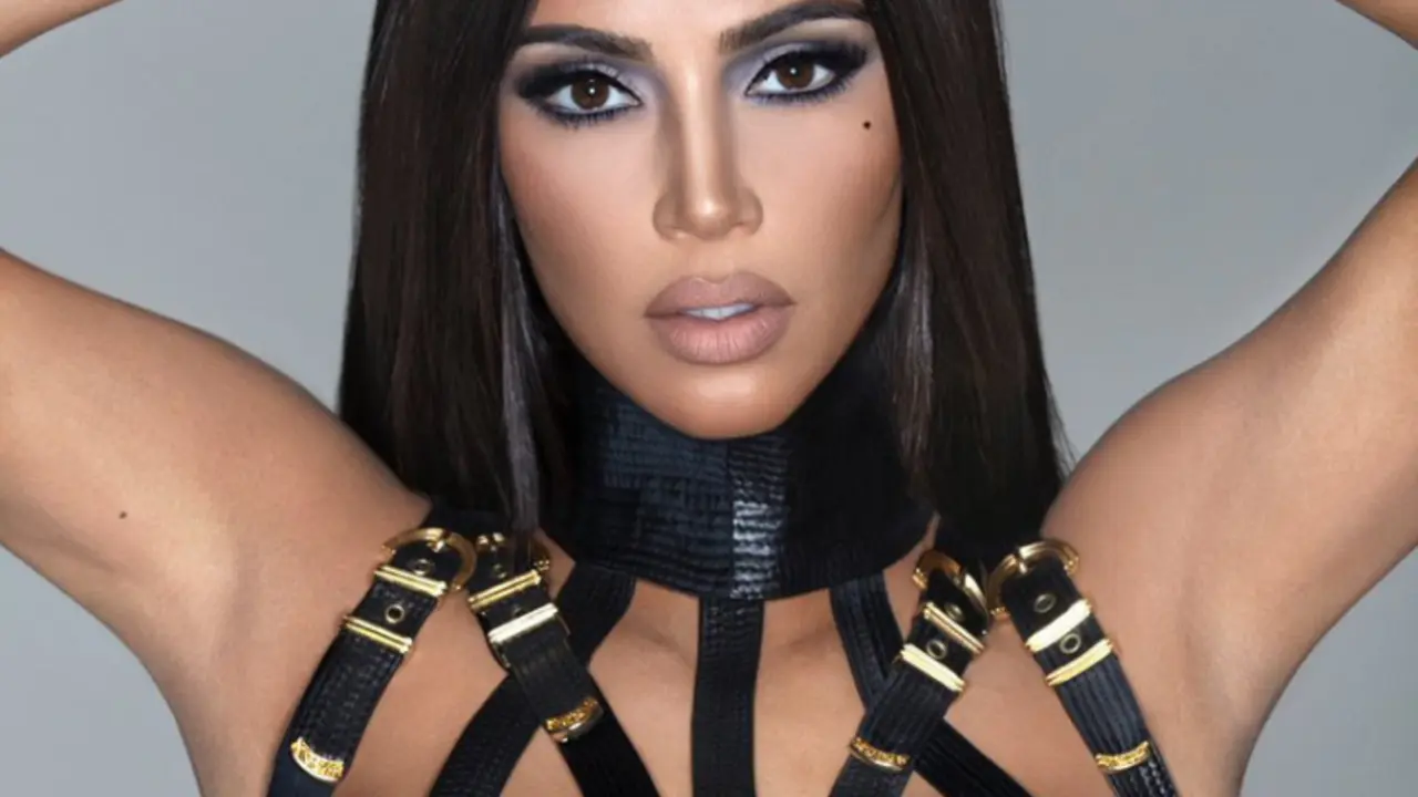 Kim Kardashian es criticada por usar photoshop en su colecci&oacute;n de maquillaje. / RRSS.